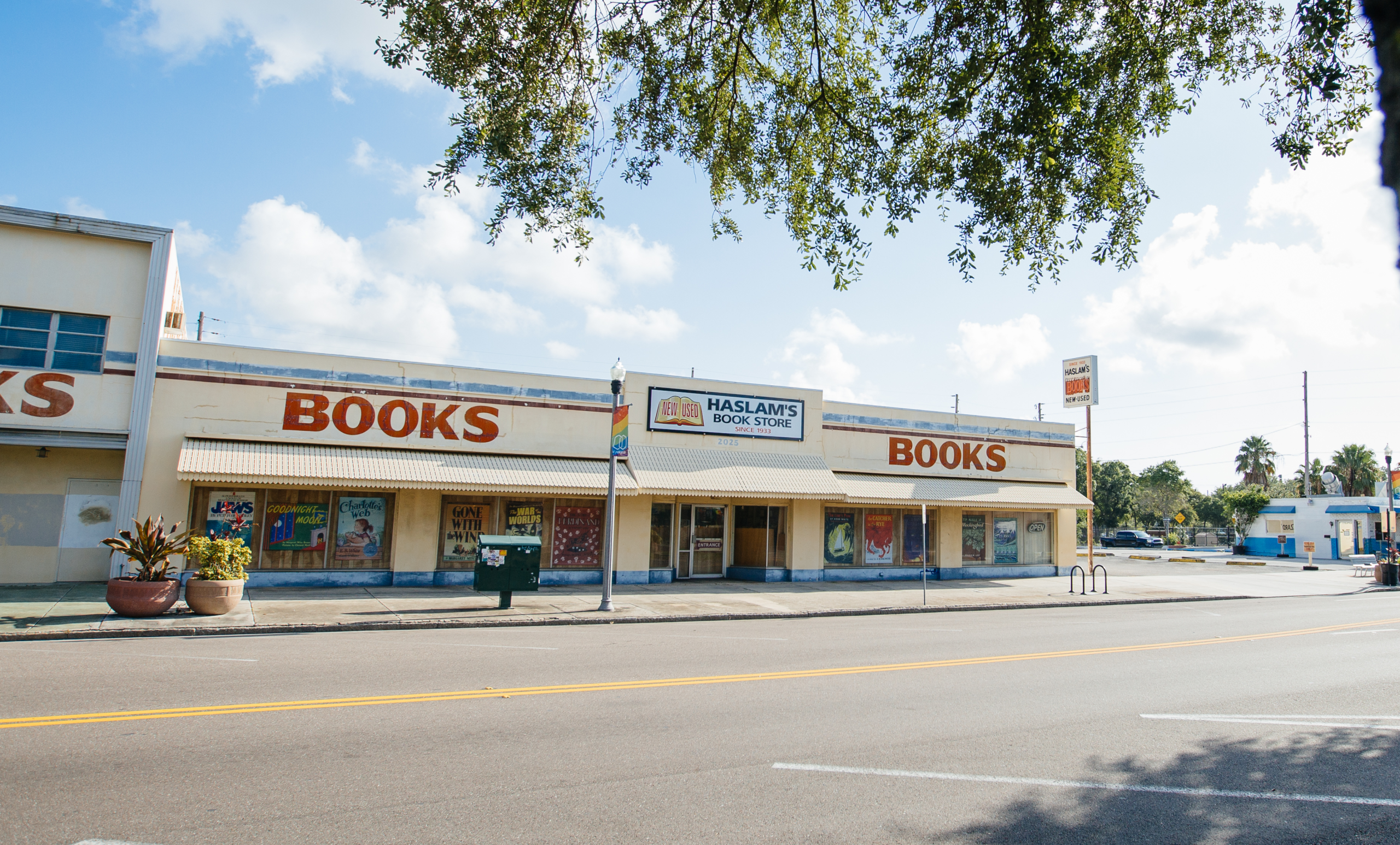 St. Pete man wants to buy long-shuttered Haslam’s bookstore, and he’s selling 500,000 t-shirts to do it 